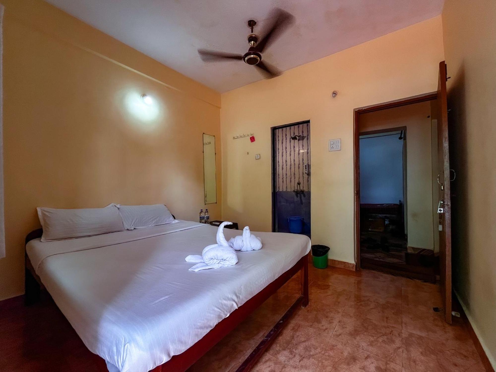 12 Monks - Beachside Hostel Арамболь Экстерьер фото