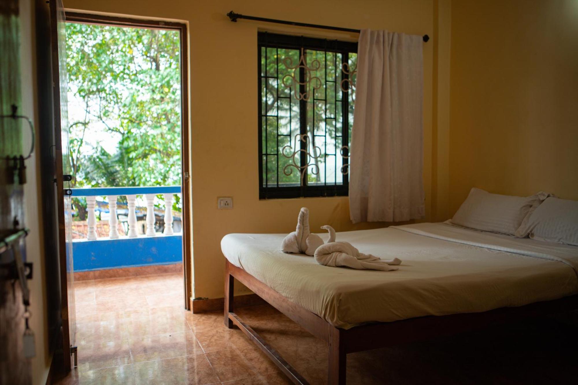 12 Monks - Beachside Hostel Арамболь Экстерьер фото